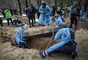 La retirada rusa del noreste de Ucrania aflora cientos de cadáveres enterrados en el bosque