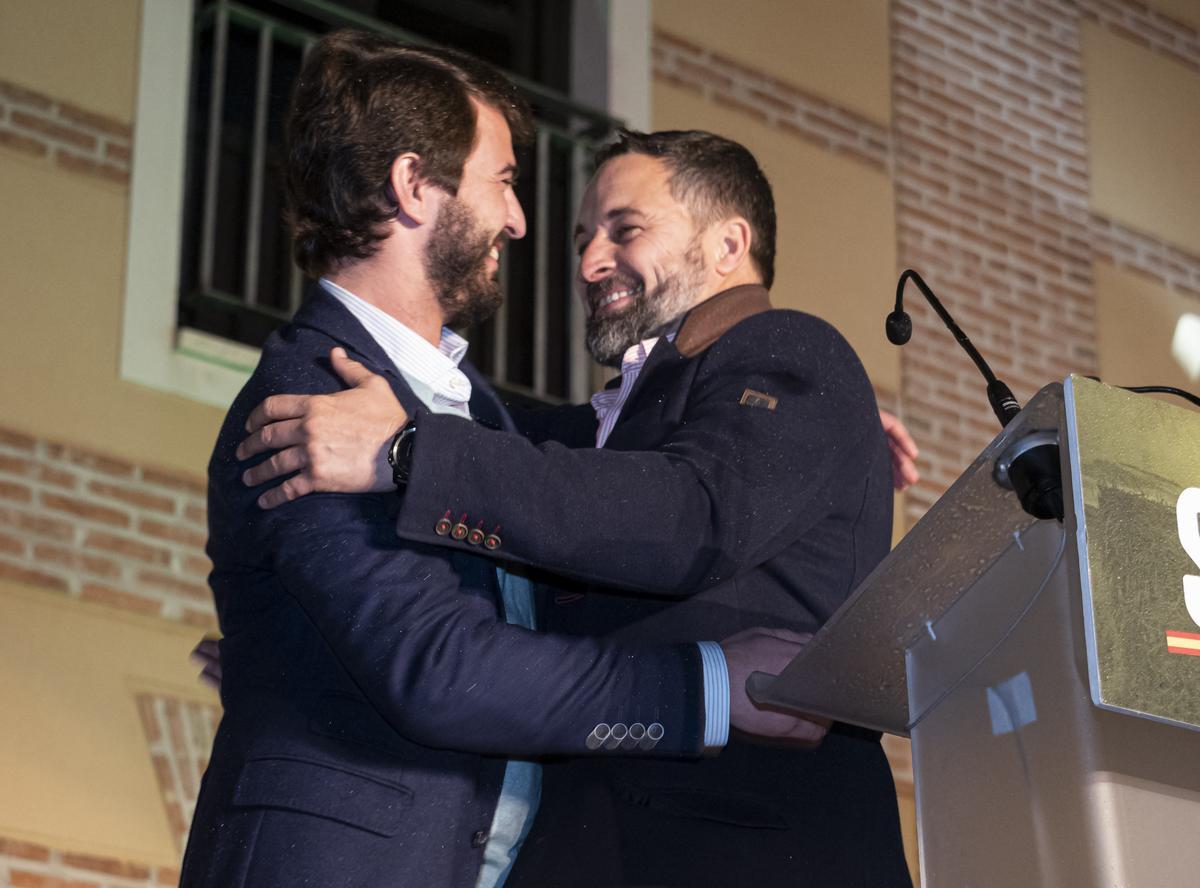 El candidato de Vox a la Presidencia de la Junta, Juan García-Gallardo, y el presidente nacional de Vox, Santiago Abascal, se abrazan en la noche electoral en Valladolid,