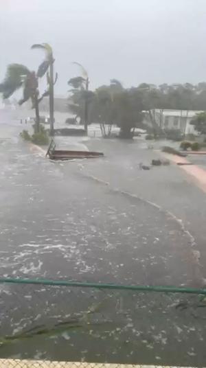 Florida se estremece con el paso del huracán Ian, que deja vientos de 240 km/h