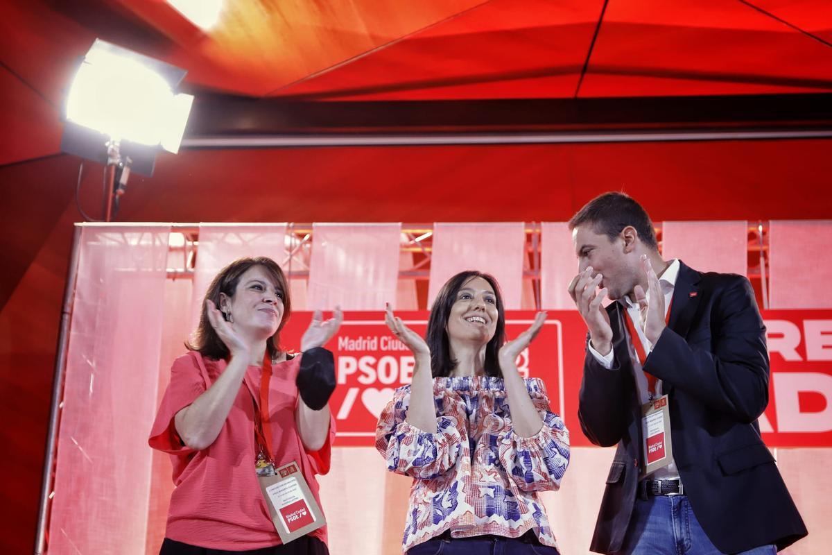 La vicesecretaria general del PSOE, Adriana Lastra, la secretaria general del partido de Madrid Ciudad, Mercedes González, y el secretario general del PSOE regional, Juan Lobato, en el cierre de la convención de Madrid Ciudad. 