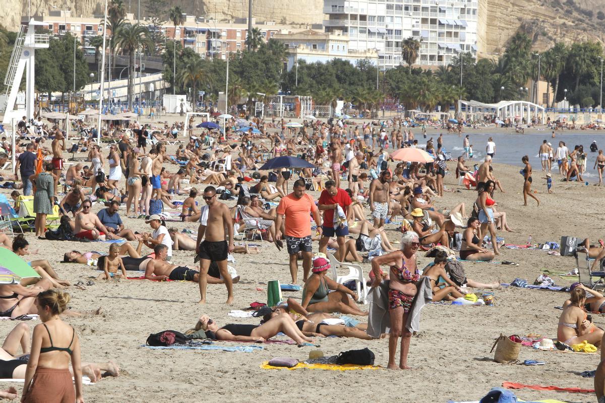 Imagen de archivo del pasado 24 de octubre de cientos de personas tomando el sol en la playa del Postiguet de Alicante con temperaturas cercanas a los 30 grados. EFE/ Morell