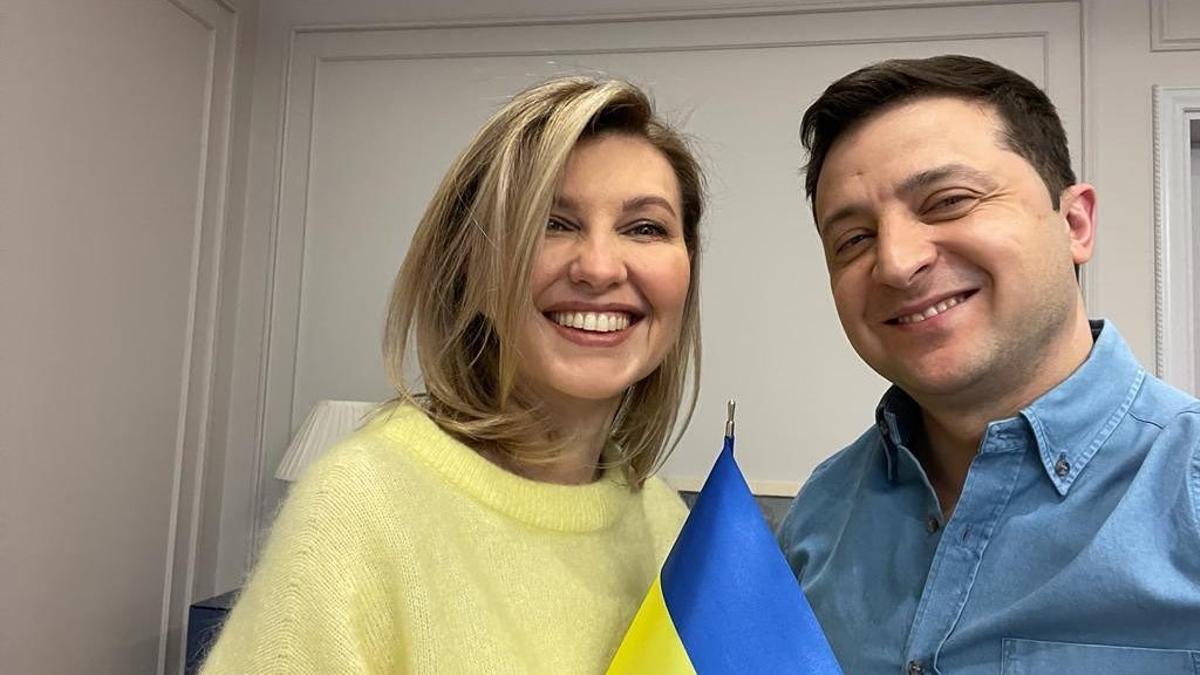La primera dama y el presidente de Ucrania, Olena Zelenska y Volodimir Zelenski, con una bandera de su país.