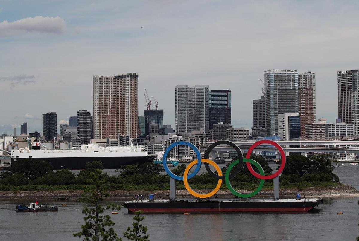 Vista de los anillos olímpicos en Tokio (Japón).