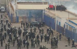Fotografías cedidas a EFE por una vecina del Barrio Chino, en la provincia de Nador, fronterizo con Melilla, durante el intento del salto a la valla.