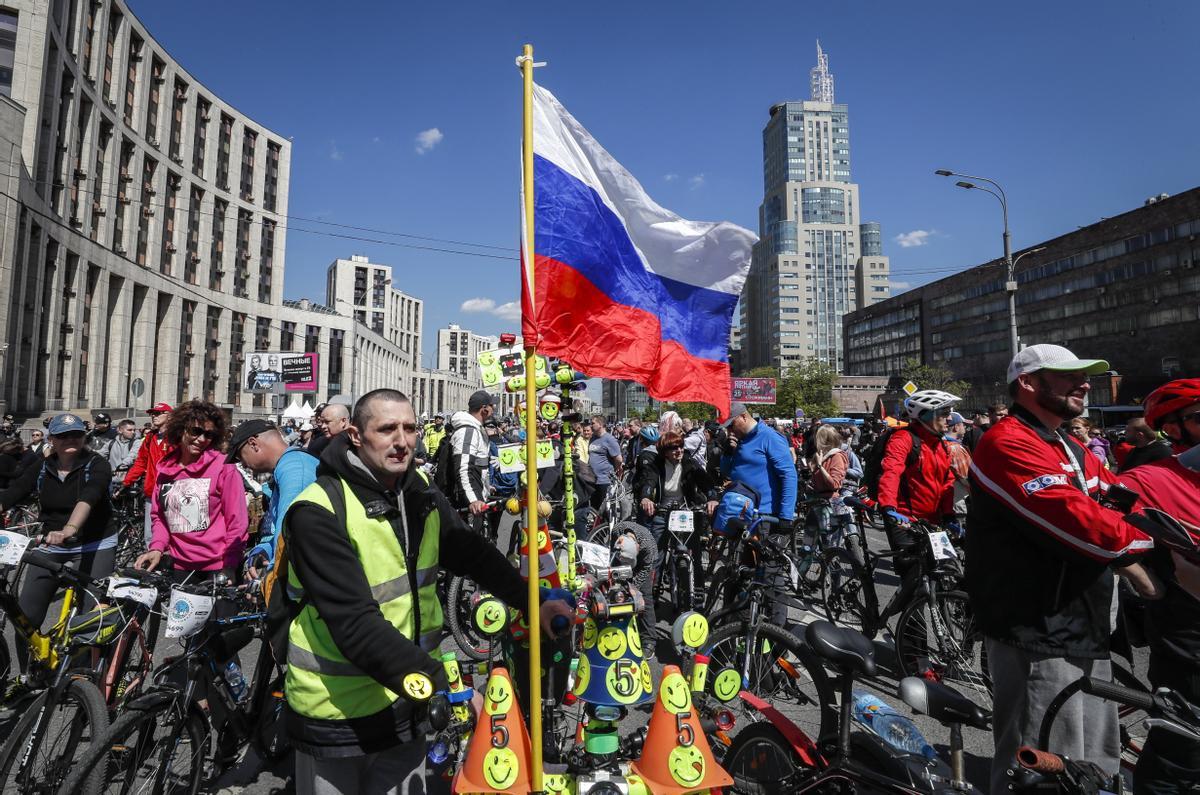 Ciudadanos rusos en las calles de Moscú.