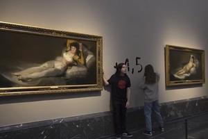 Dos activistas se pegan a los cuadros de 'Las Majas' de Goya en el Museo del Prado