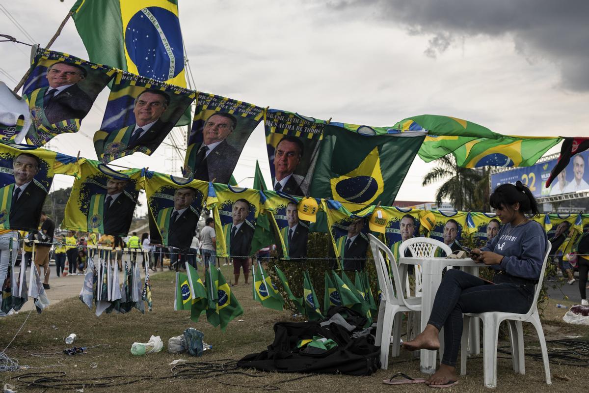 Carteles con la imagen del candidato a la presidencia Jair Bolsonaro en una calle en Manaos, Brasil.