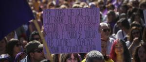 Una mujer sostiene su pancarta con un mensaje de protesta en contra de la prostitución durante la manifestación del 8-M de 2020 en Sevilla.