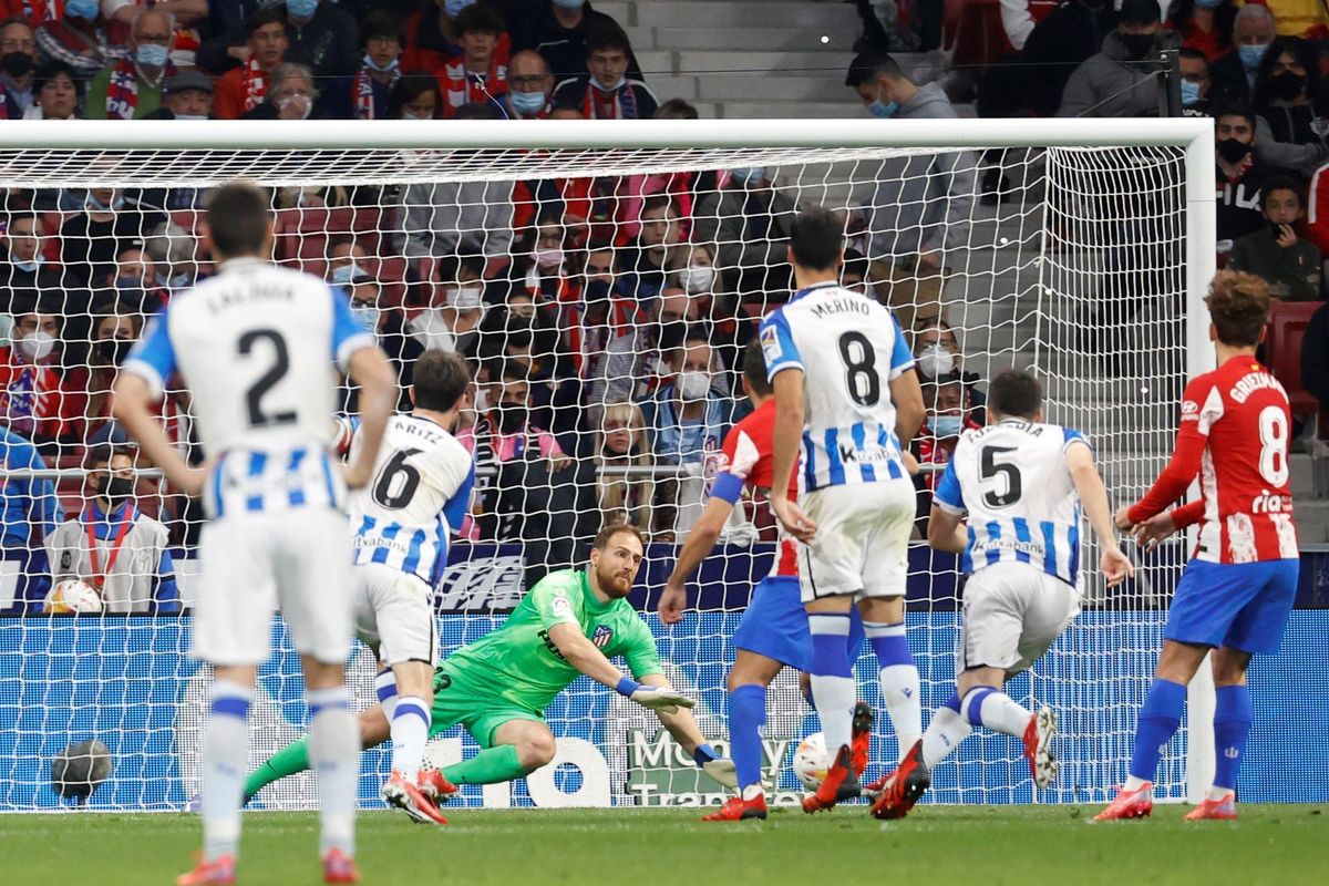 Jan Oblack, portero del Atlético de Madrid, trata de detener el segundo gol de la Real Sociedad durante el partido de laLiga de este domingo. Jan Oblack, portero del Atlético de Madrid, trata de detener el segundo gol de la Real Sociedad durante el partido de laLiga de este domingo.