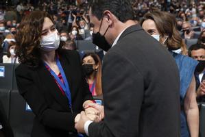 Ayuso mira a Feijóo: "No estamos aquí para ganar un congreso, sino para ganar elecciones"