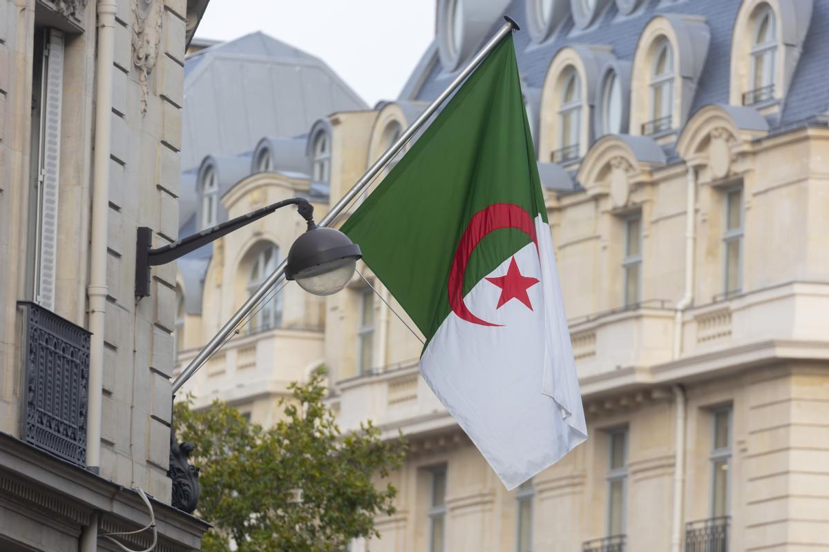 Una bandera de Argelia en la embajada de París