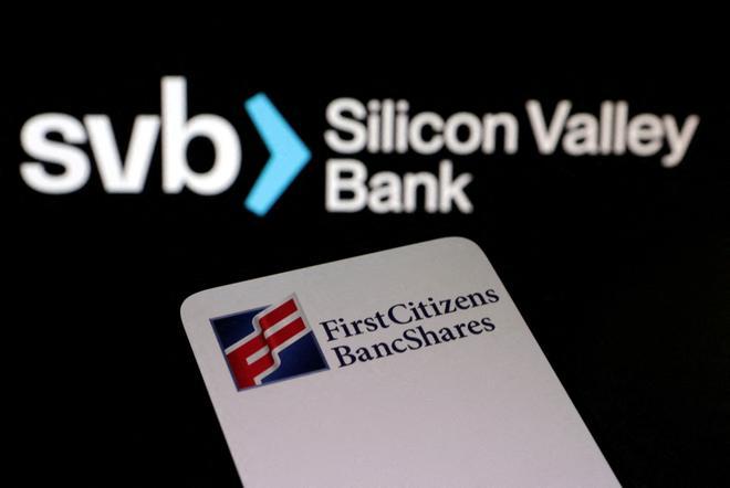 Logos juntos de Silicon Valley Bank y First Citizens Bank.