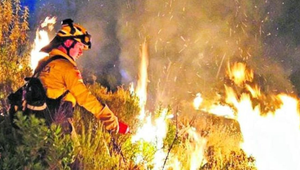Gerardo usando fuego técnico en el segundo incendio de Sierra Bermeja.