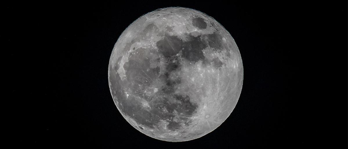 Una imagen de la luna. Una imagen de la luna.