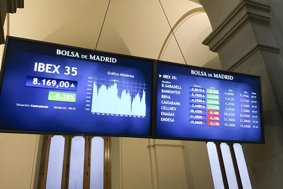 La cotización del Ibex 35 en una de las pantallas de la bolsa de Madrid.