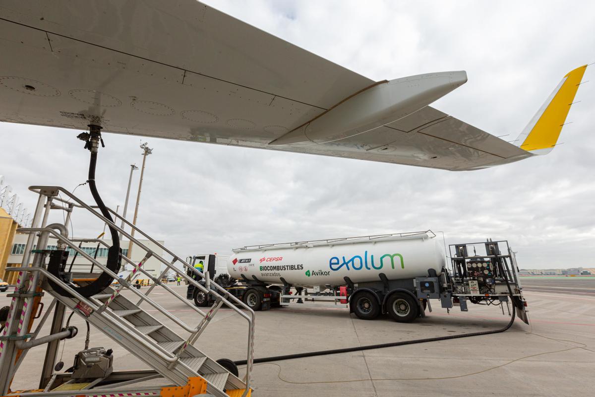 Suministro de biocombustibles en el aeropuerto de Sevilla a un avión este viernes en Sevilla. 