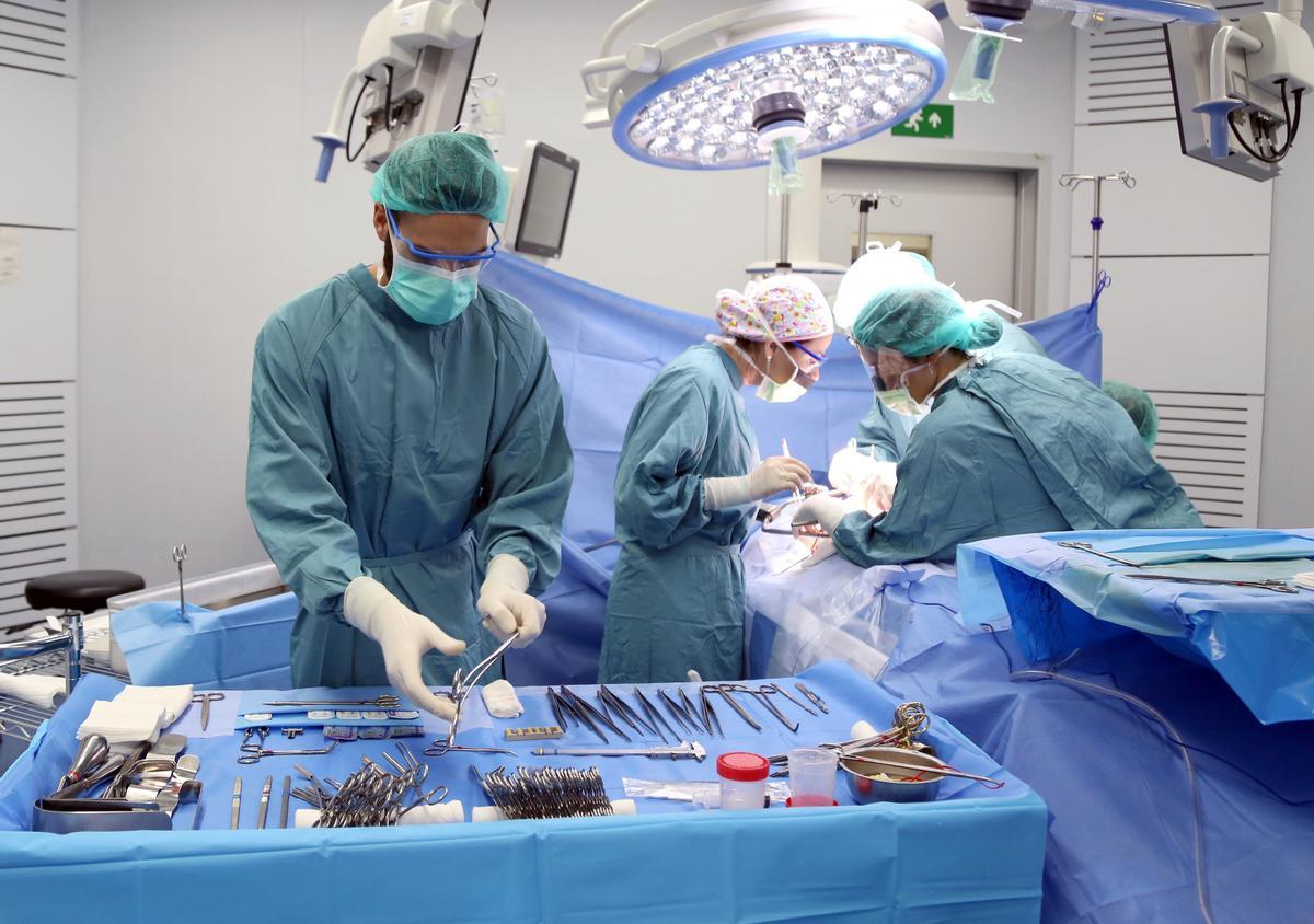 Imagen de archivo de un trasplante en el hospital Vall d’Hebron de Barcelona.