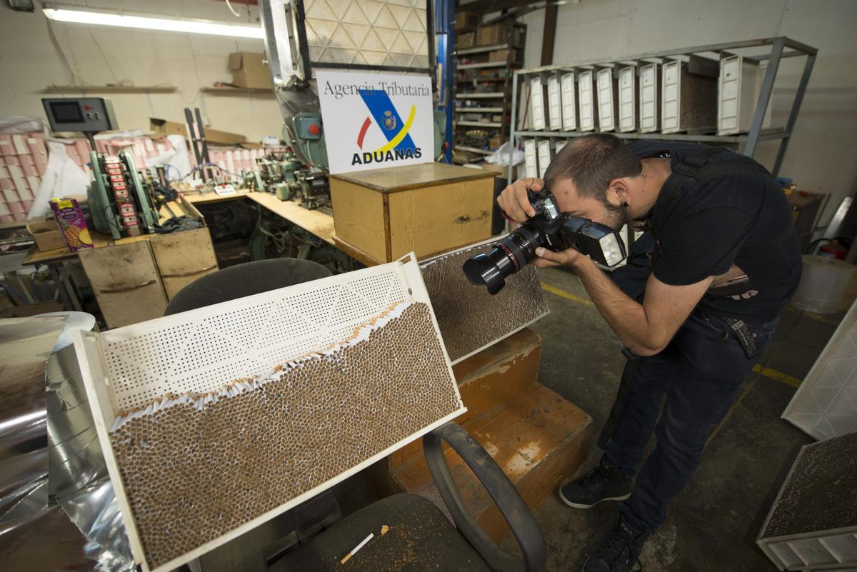 Un fotógrafo toma una instantánea de una de las máquinas usadas para fabricar el tabaco