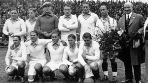 Lucien Laurent, segundo desde la izquierda en la fila de abajo, primer goleador de la historia de los Mundiales.