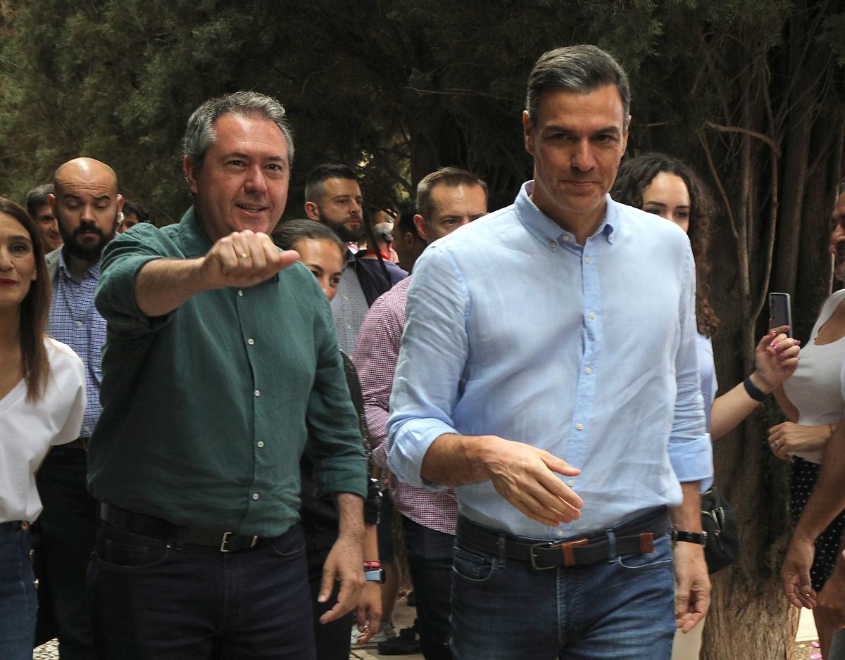El presidente del gobierno, Pedro Sánchez (d) y el secretario general del PSOE de Andalucía y candidato a la presidencia de la Junta, Juan Espadas (i) durante un acto electoral celebrado en Granada.