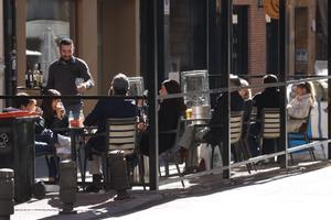 Varias personas en una terraza de Madrid