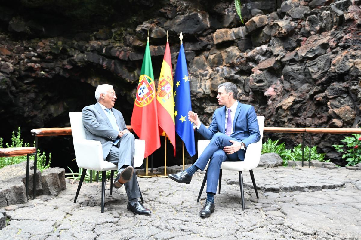 El presidente del Gobierno, Pedro Sánchez, junto a su homólogo portugués, Antonio Costa.
