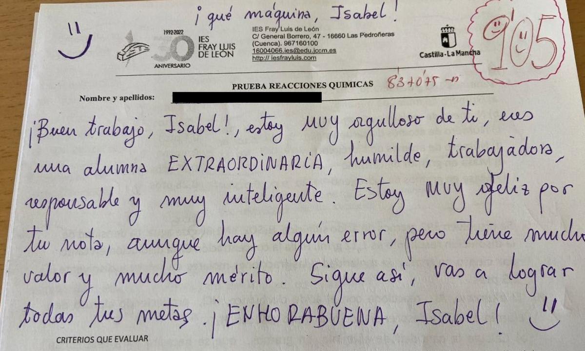 Un profesor de Física de un instituto de Castilla-La Mancha emociona a las redes sociales al escribir mensajes motivadores a sus alumnos en los exámenes