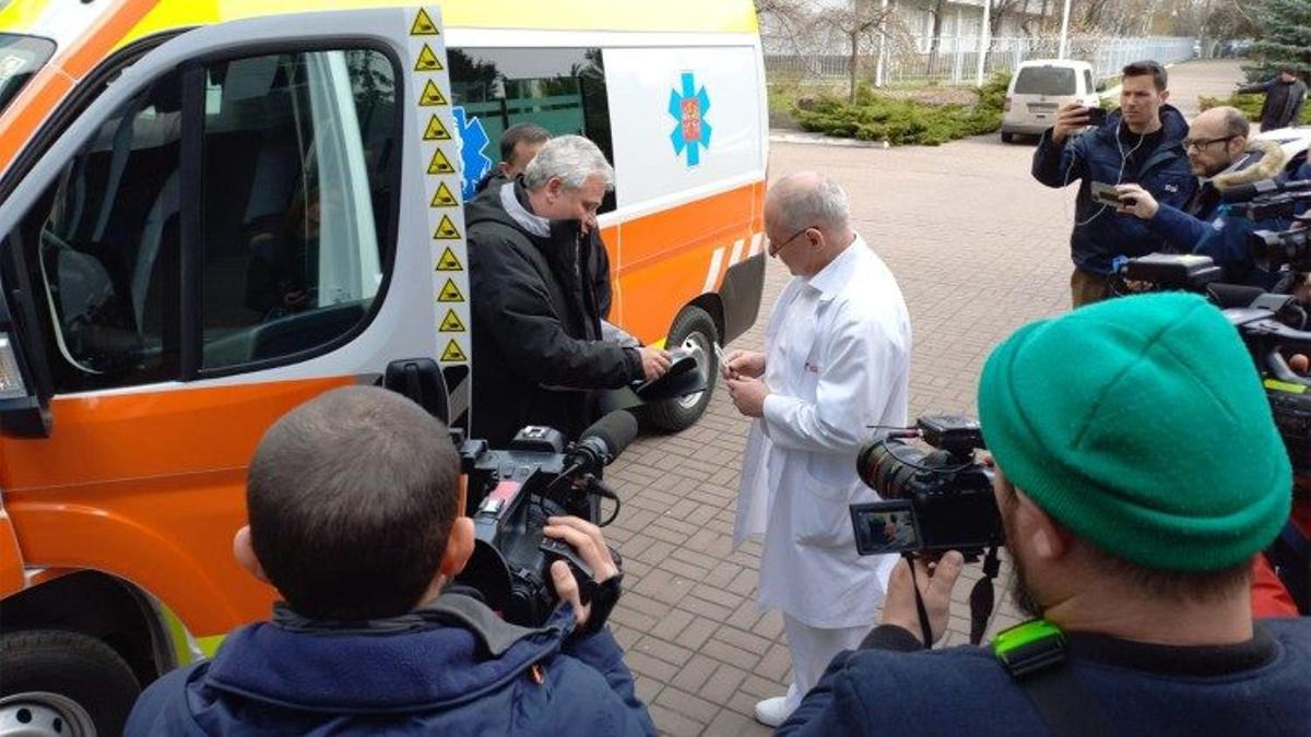 El cardenal Konrad Krajewski entrega la segunda ambulancia a un hospital en Kiev, Ucrania.