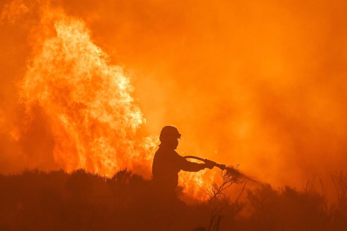 La lucha contra el incendio de Castellón, pendiente de la meteorología