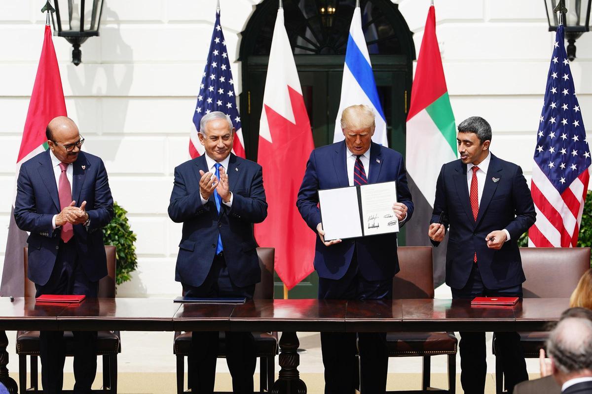 Por la izquierda, el ministro de Exteriores de Baréin, Abdulatif bin Rashid al Zayani; Netanyahu, Trump, y el canciller emiratí, Abdulá bin Zayed al Nahyan. | EfeWashington (United States), 15/09/2020.-