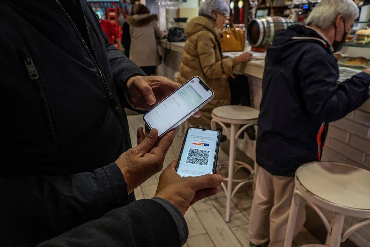 Personal de locales en Santander comprueban el pasaporte Covid de sus clientes. Personal de locales en Santander comprueban el pasaporte Covid de sus clientes.