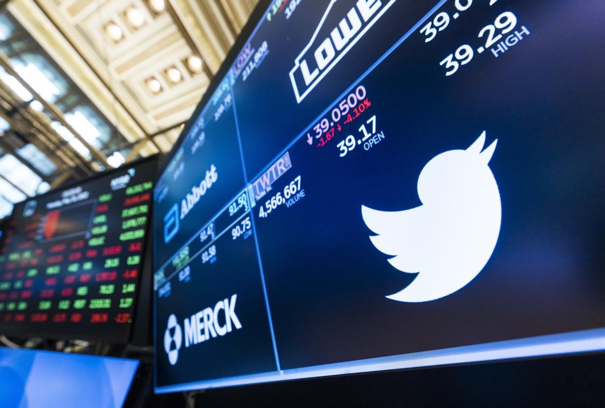 El logo de Twitter en una pantalla en Wall Street, en una fotografía de archivo. 