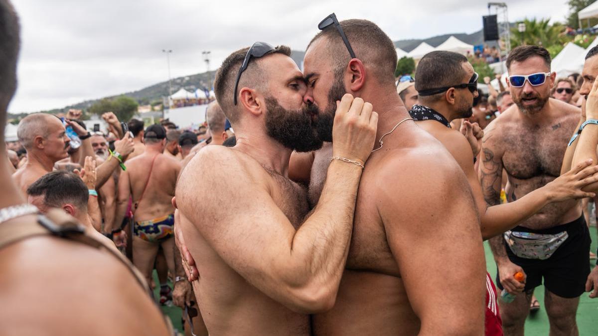 FESTIVAL GAY Más de 12.000 gais de 80 países se reivindican en el festival Circuit de Barcelona El Periódico de España
