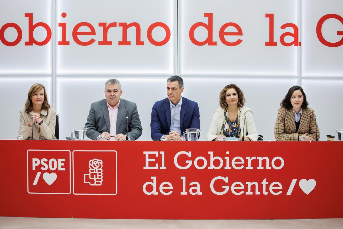 El presidente del Gobierno, Pedro Sánchez, en la reunión este lunes de la Ejecutiva del PSOE, junto a otros miembros de la dirección.