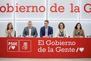 El presidente del Gobierno, Pedro Sánchez, en la reunión este lunes de la Ejecutiva del PSOE, junto a otros miembros de la dirección.