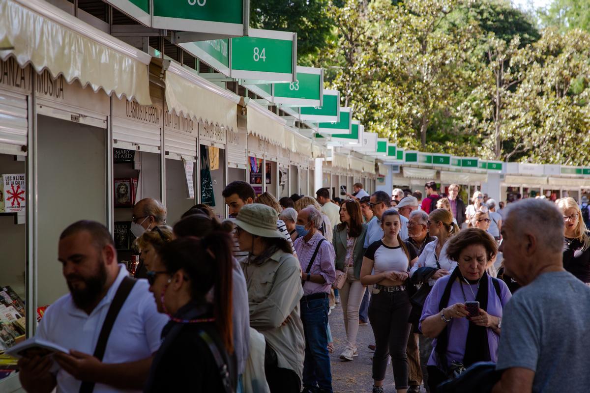 Gente paseando por el Parque del Retiro en Madrid durante la 81ª Feria del Libro. 