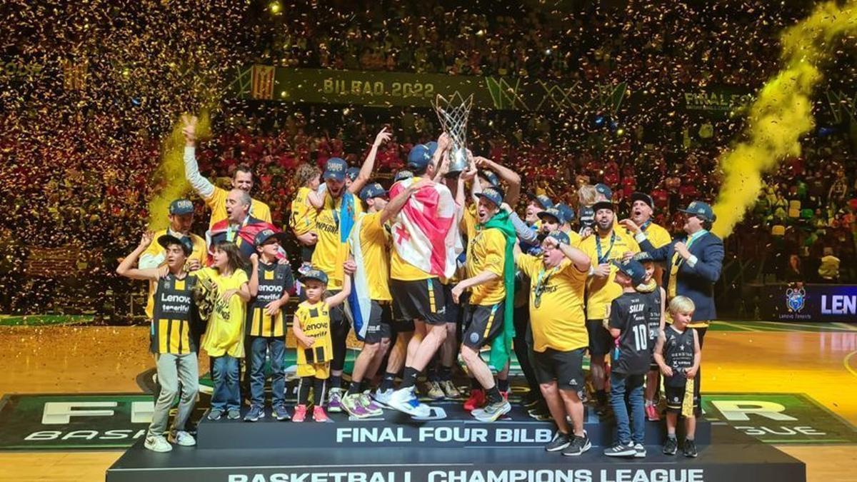 El Tenerife derrota al Manresa y conquista su segunda Champions de baloncesto