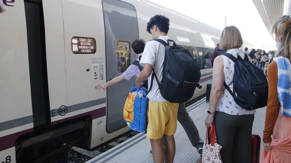 El Gobierno reconoce que faltó personal de refuerzo en la puesta en servicio del tren rápido de Extremadura