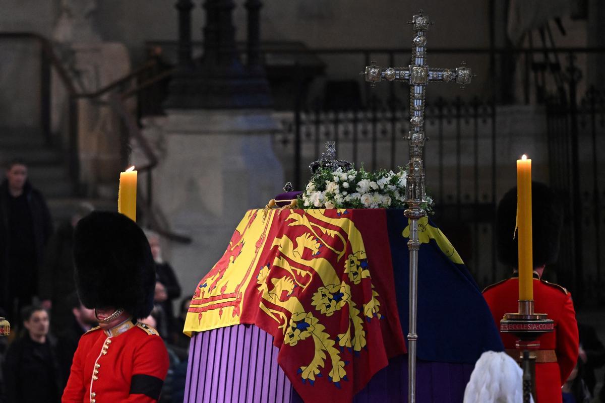 La reina Isabel II recibe su último adiós en Westminster.