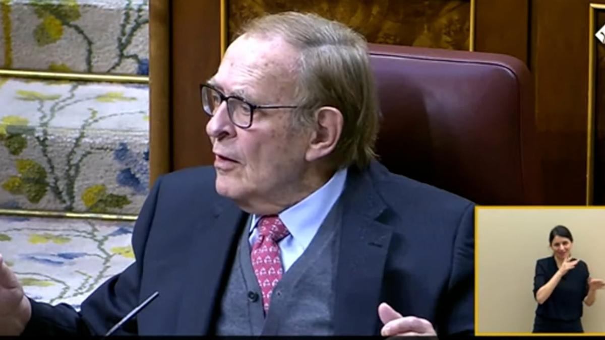 Tamames interrumpe el discurso de Sánchez: No puede usted llevar un tocho de 20 folios...