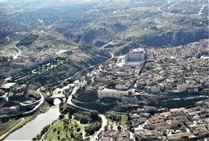 Vista aérea de Toledo, con el Museo del Ejército, el Alcázar y la Academia de Infantería.