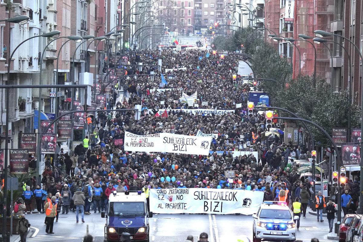 Una marcha en Bilbao reúne a miles de antivacunas