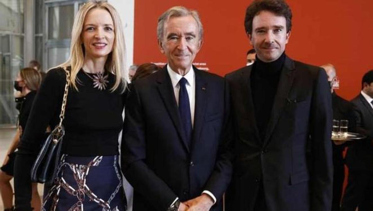 Delphine Dior, junto a su padre Bernard y su hermano Antoine.