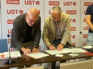 Unai Sordo y Pepe Álvarez rubrican el acuerdo por el que CCOO y UGT se comprometen a combatir la discriminación laboral que padece el colectivo LGTBI
