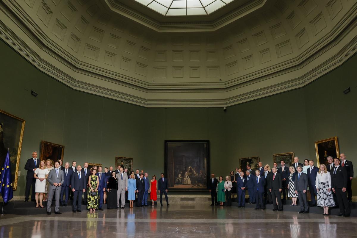 Foto de familia de los jefes de Estado y jefes de Gobierno que participan en la cumbre de la OTAN, antes de la cena ofrecida por el presidente del Gobierno, Pedro Sánchez, este miércoles en el Museo del Prado, en Madrid. 