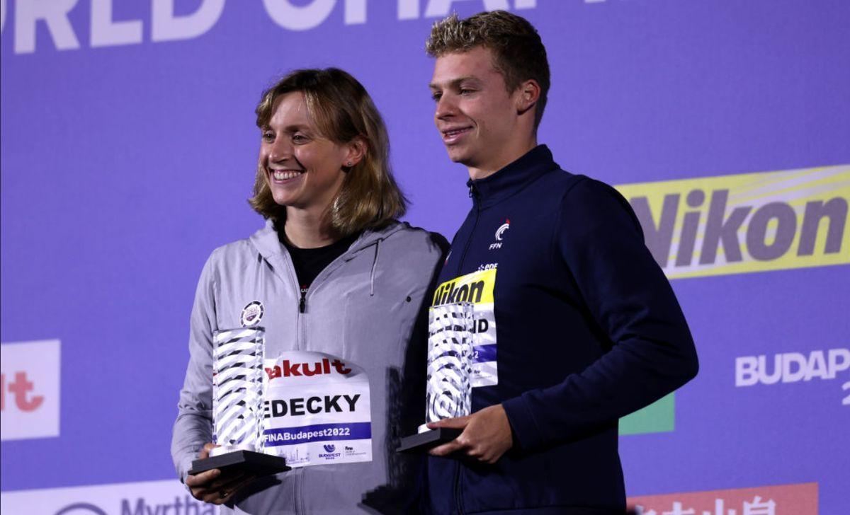 Katie Ledecky y Leon Marchand posan con los trofeos que los acreditan como los mejores nadadores del Mundial.