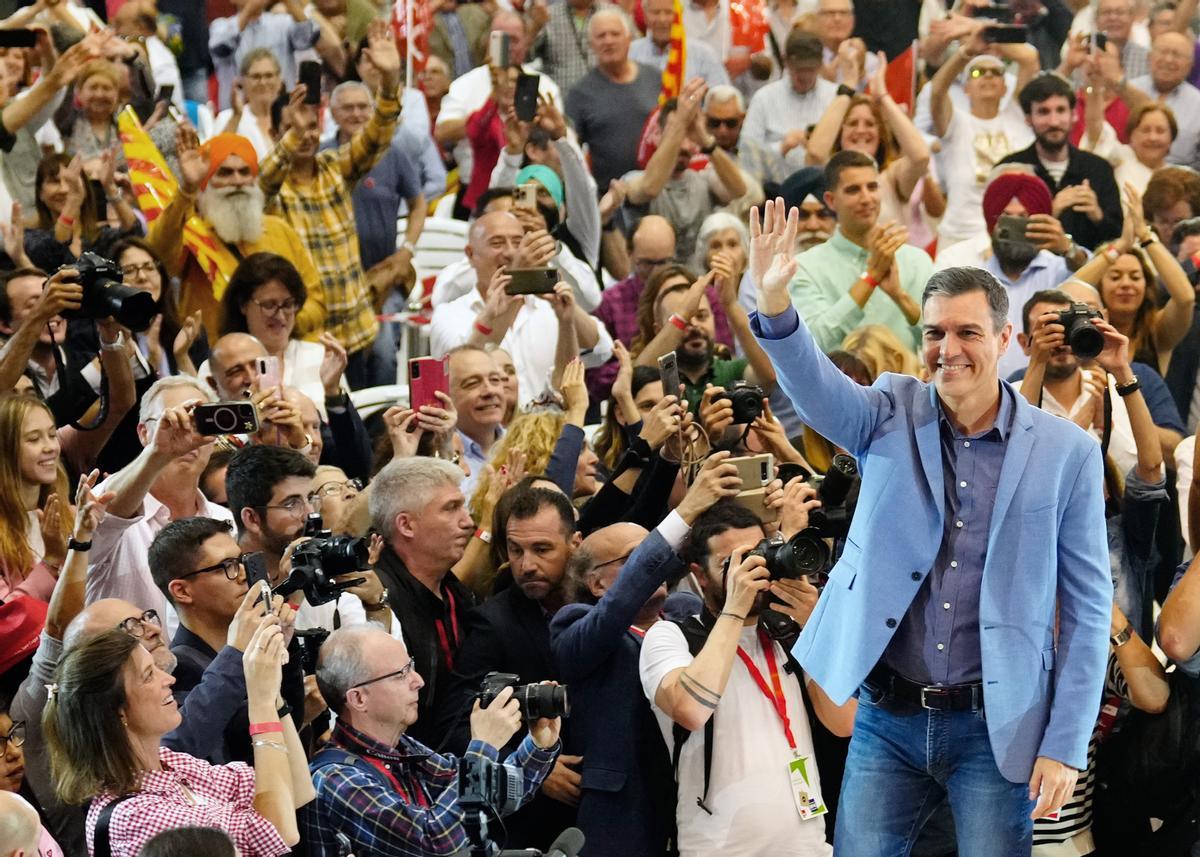 El presidente del Gobierno, Pedro Sánchez, en el acto del cierre de la campaña electoral, que también contó con José Luis Rodríguez Zapatero. 
