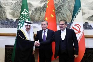 El asesor de seguridad saudí Musaad bin Mohammed Al Aiban estrecha la mano al secretario del Consejo de Seguridad Nacional iraní, Ali Shamkhani, en presencia del director de la oficina de la Comisión de Asuntos Exteriores Wang Yi, en Pekín.