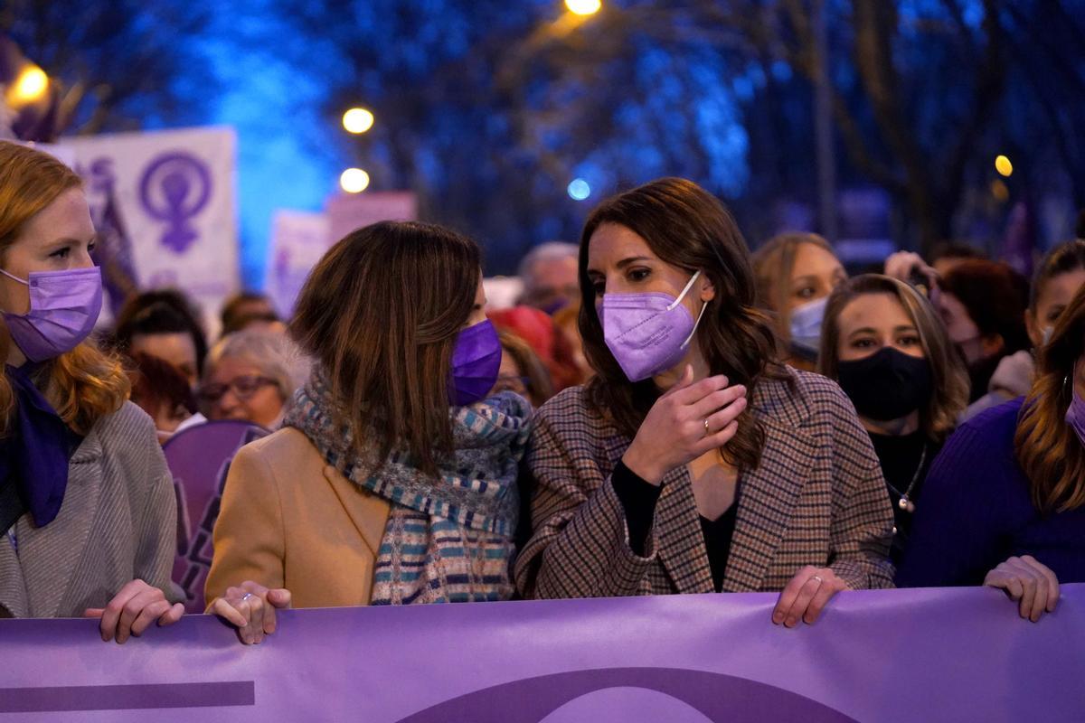 Irene Montero e Ione Belarra en una de las manifestaciones celebradas en Madrid con motivo del 8-M.
