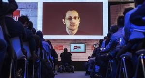 Edward Snowden recibe su documento de ciudadano ruso